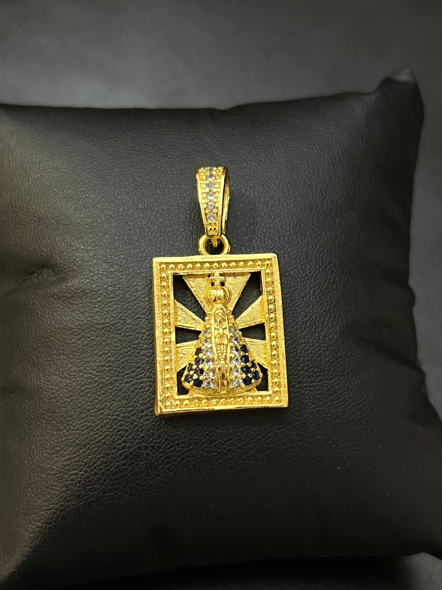 Pingente Placa Nossa Senhora Vazada Cravejada M (2x2,5cm) Banhado a Ouro 18K