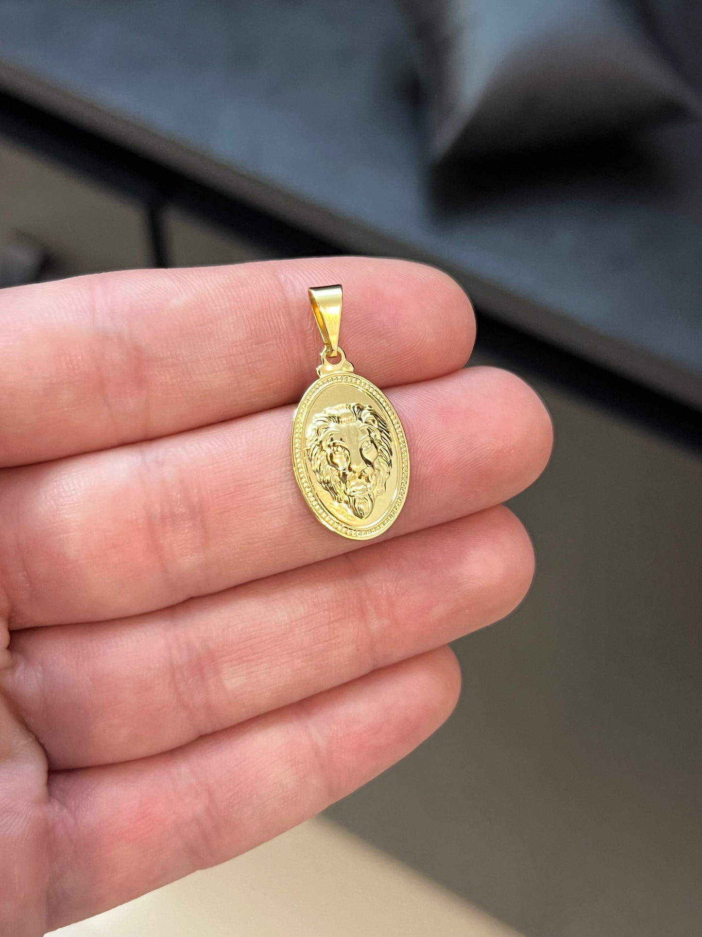 Pingente Leão Oval P (1,5x2,4cm) Banhado a Ouro 18K