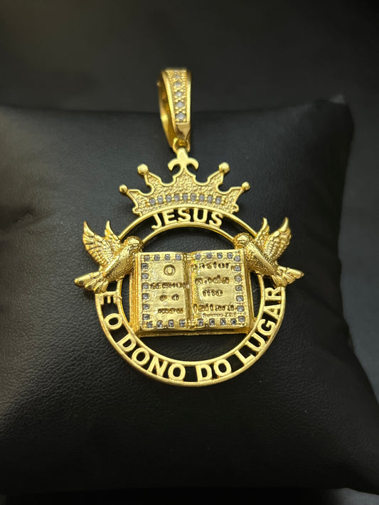 Pingente Medalha Jesus dono do lugar Bíblia G (4X5CM) Banhado a Ouro 18K