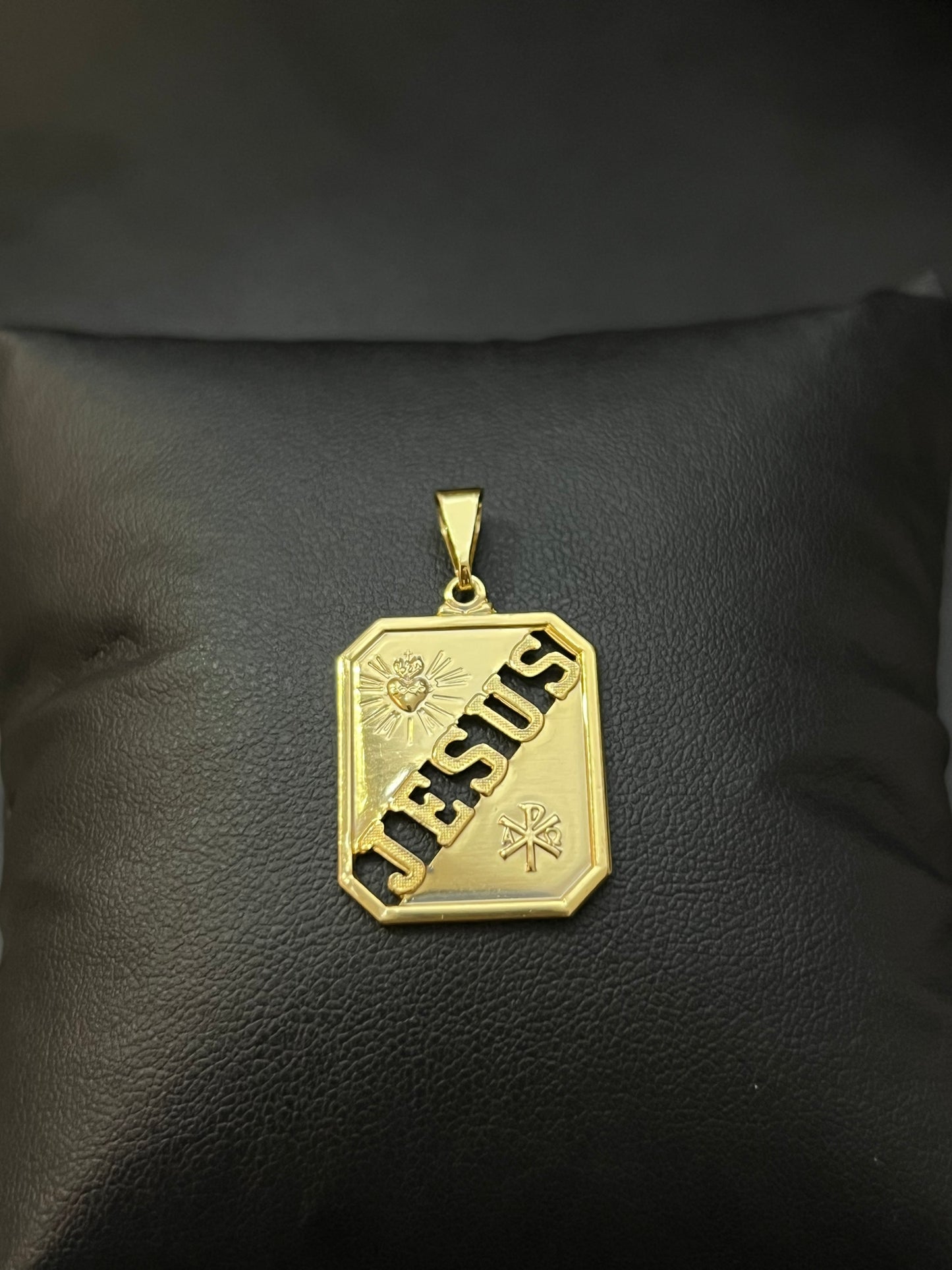 Pingente Placa Jesus Escrita M (2x2,5cm) Banhado a Ouro 18K