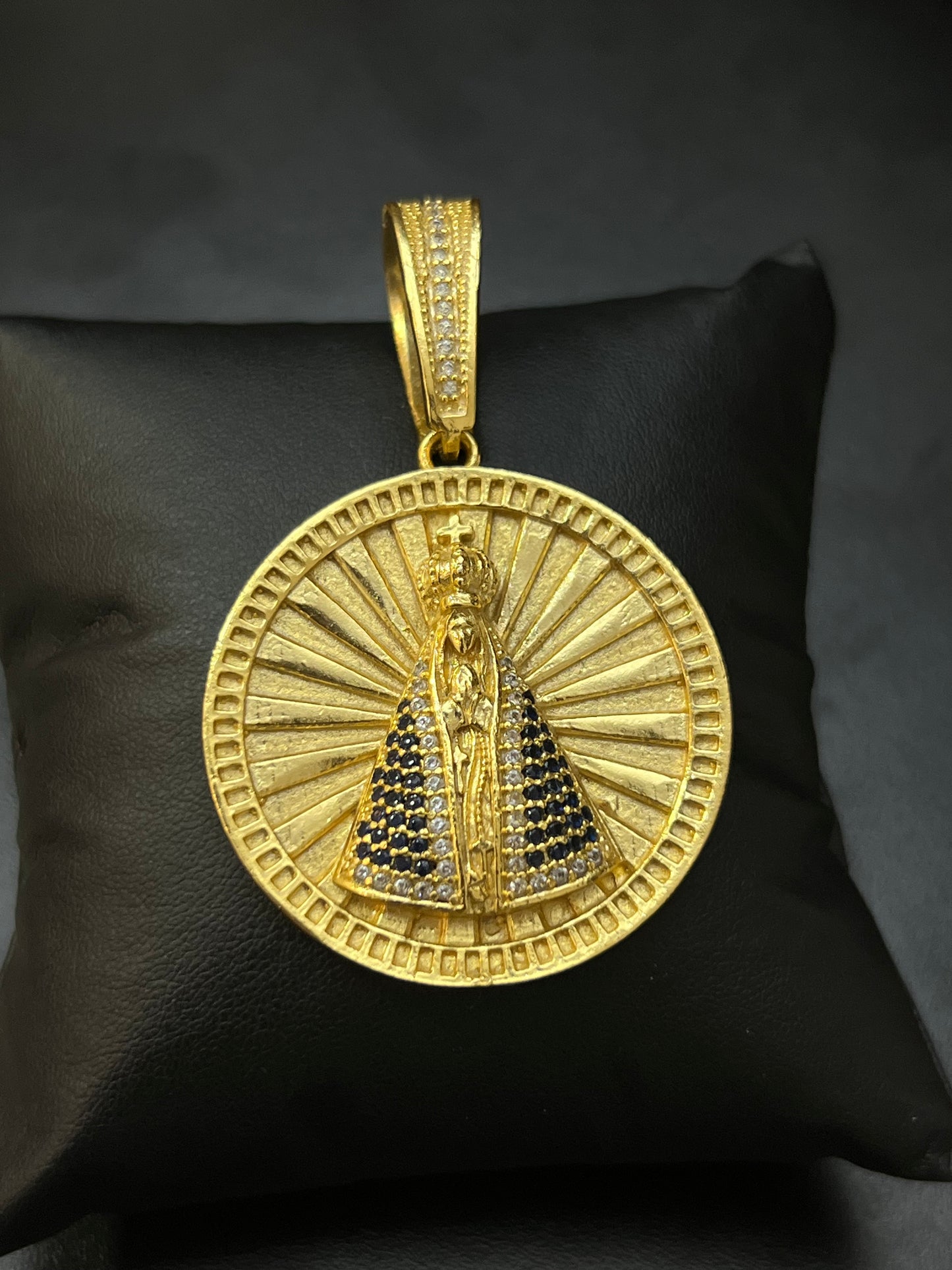 Pingente Medalha Nossa Senhora Cravejada GG (4,5X4,5CM) Banhado a Ouro 18K