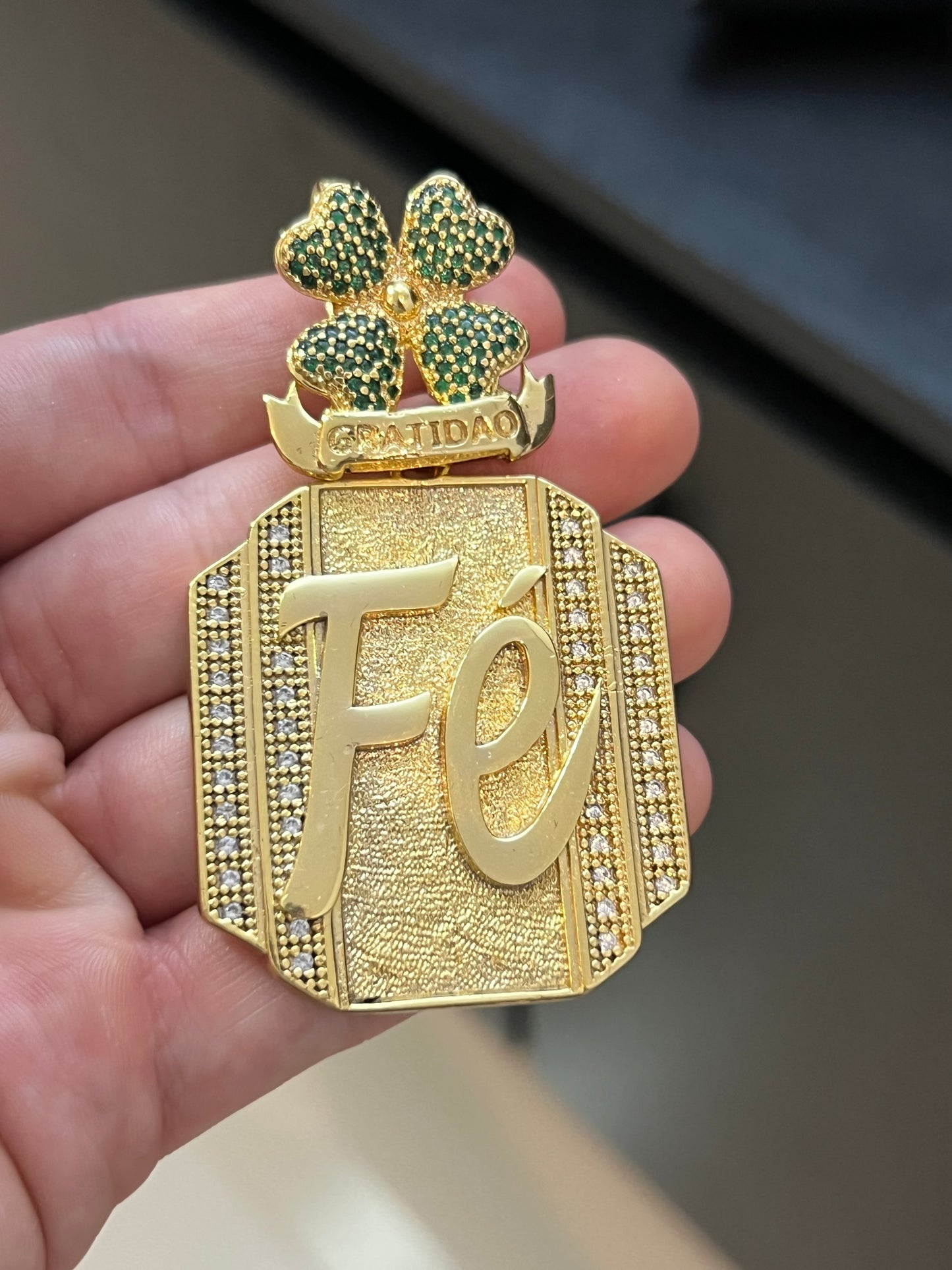 Pingente Placa Fé e Trevo da Sorte Cravejado GG (4,5X7,5CM) Banhado a Ouro 18K