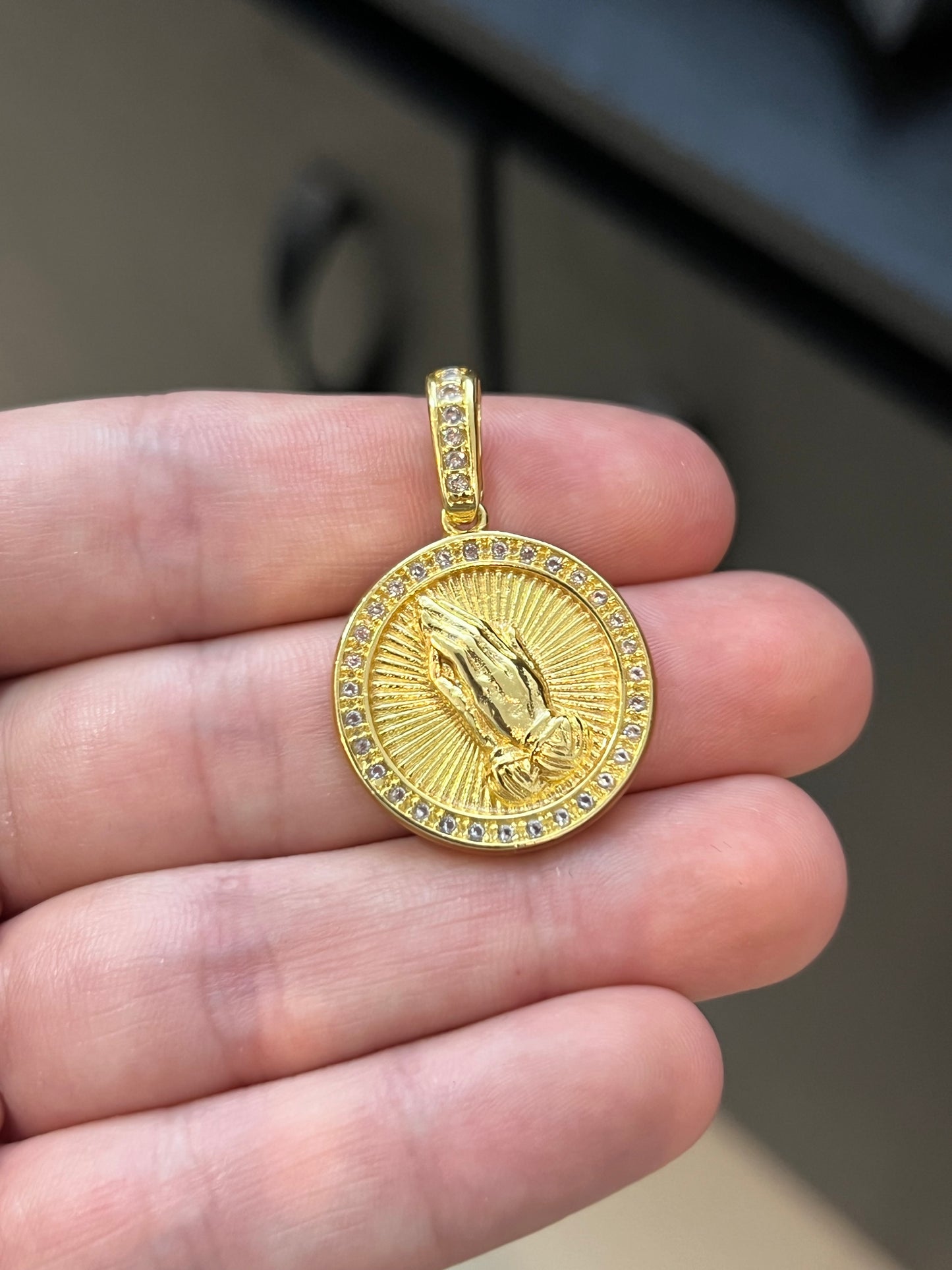Pingente Medalha Mão Fé Cravejada M (2,5x2,5cm) Banhado a Ouro 18K