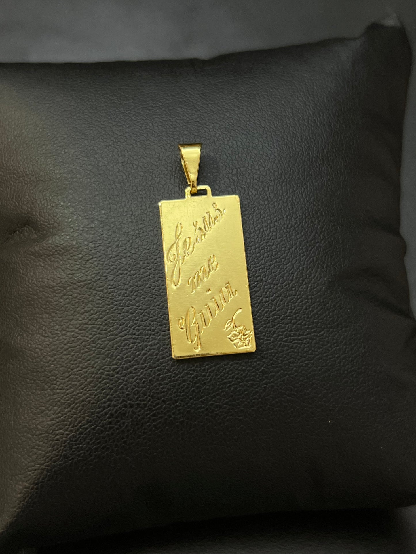 Pingente Placa Jesus Me Guia P (1,3x2,8cm) Banhado a Ouro 18K