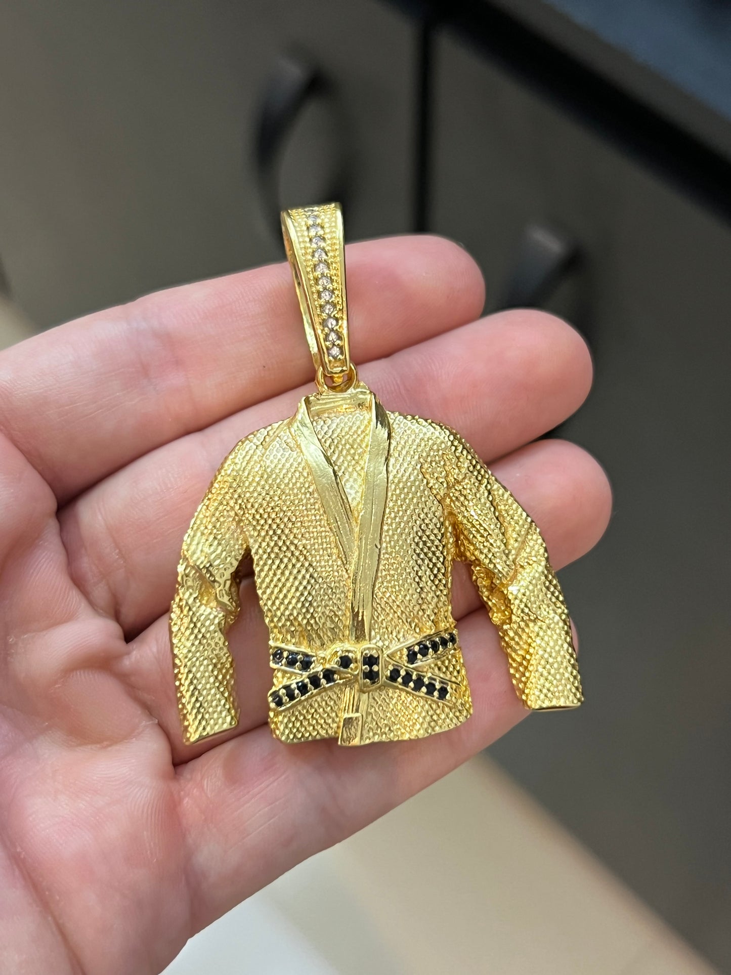 Pingente Faixa Preta Cravejado G (5x5cm) Banhado a Ouro 18K