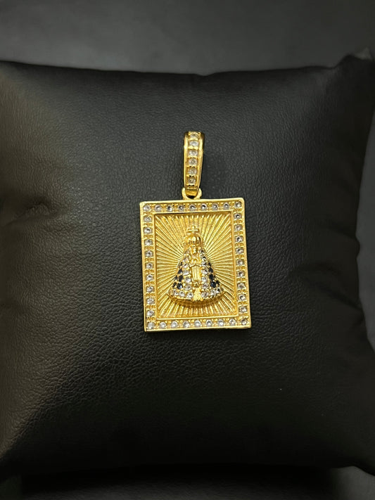 Pingente Placa Nossa Senhora Cravejada N1 M (2x2,5cm) Banhado a Ouro 18K