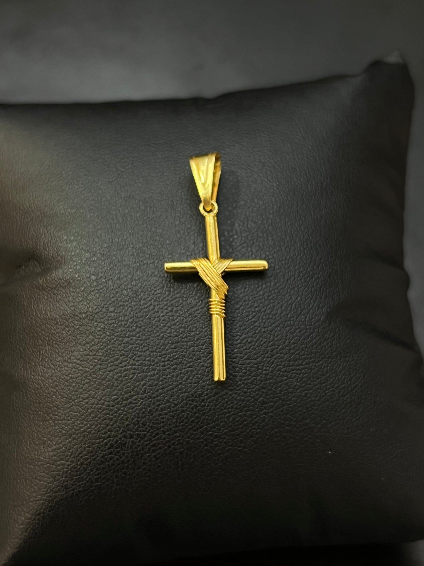 Pingente Cruz Fio P (1,6x3cm) Banhado a Ouro 18K