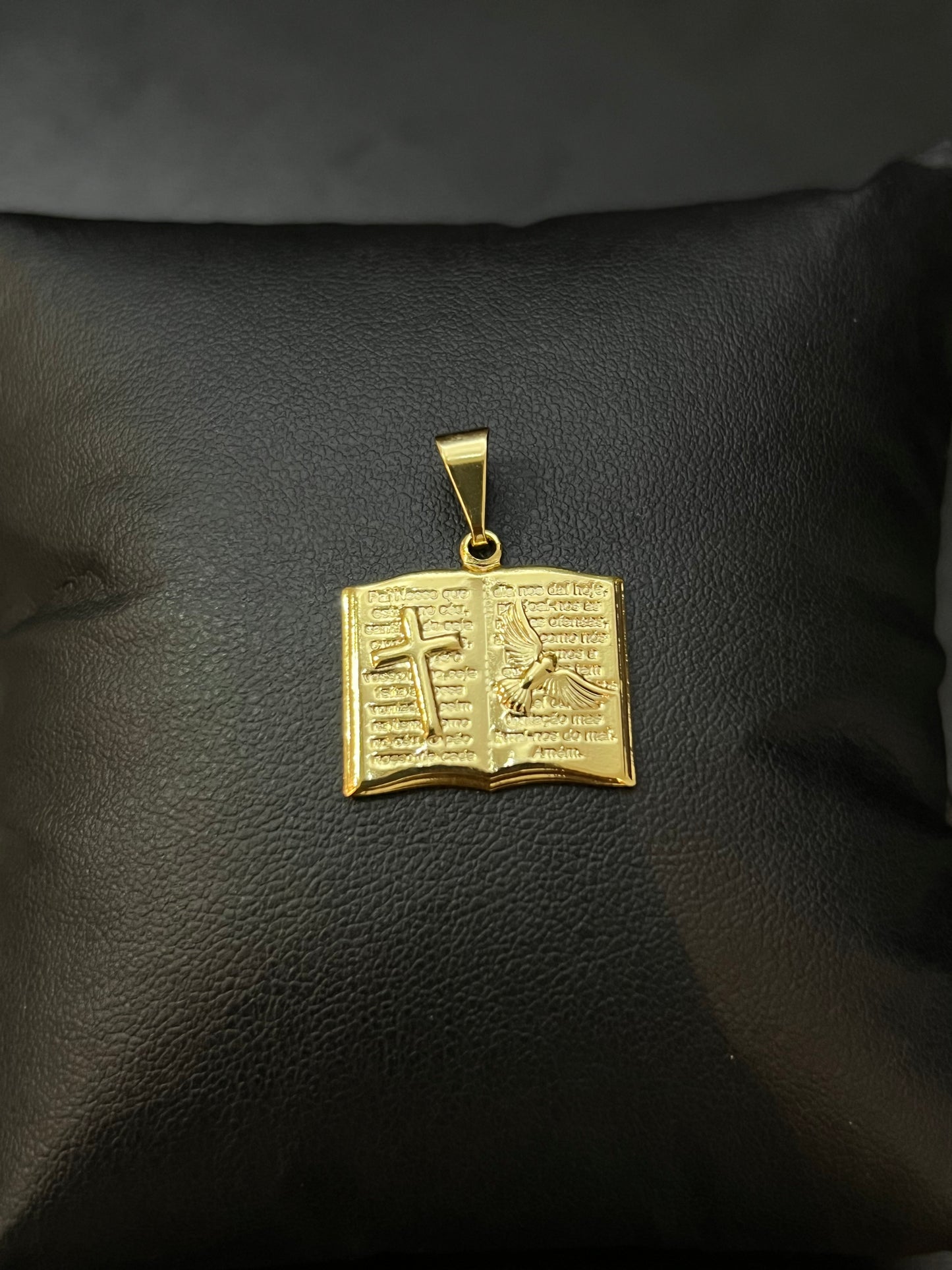 Pingente Bíblia com Pai Nosso P (2x1,6cm) Banhado a Ouro 18K