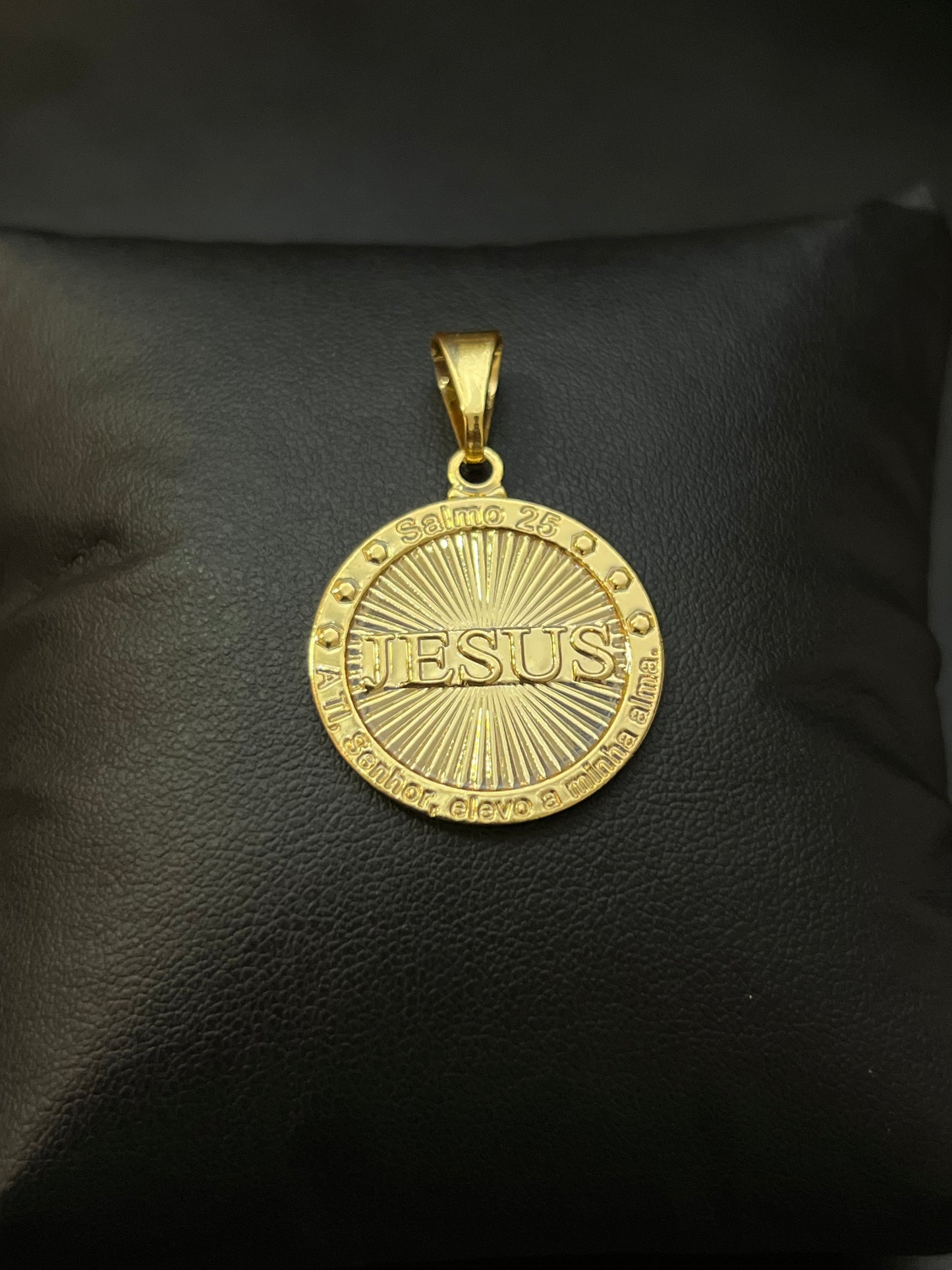 Pingente Medalha Jesus Escrita M (2,5x2,5cm) Banhado a Ouro 18K
