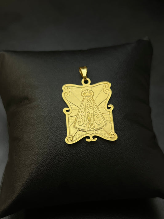 Pingente Placa Nossa Senhora M (2,5x3,3cm) Banhado a Ouro 18K