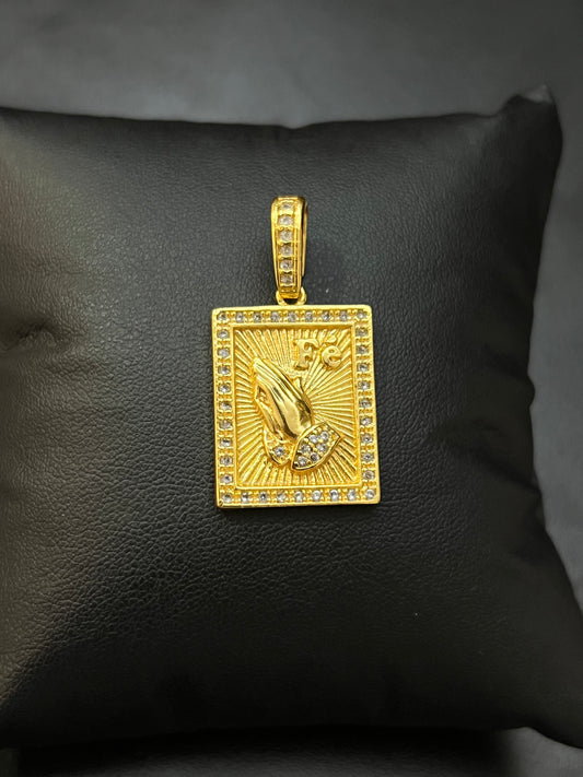 Pingente Placa Mão Fé Cravejada M (2x2,5cm) Banhado a Ouro 18K