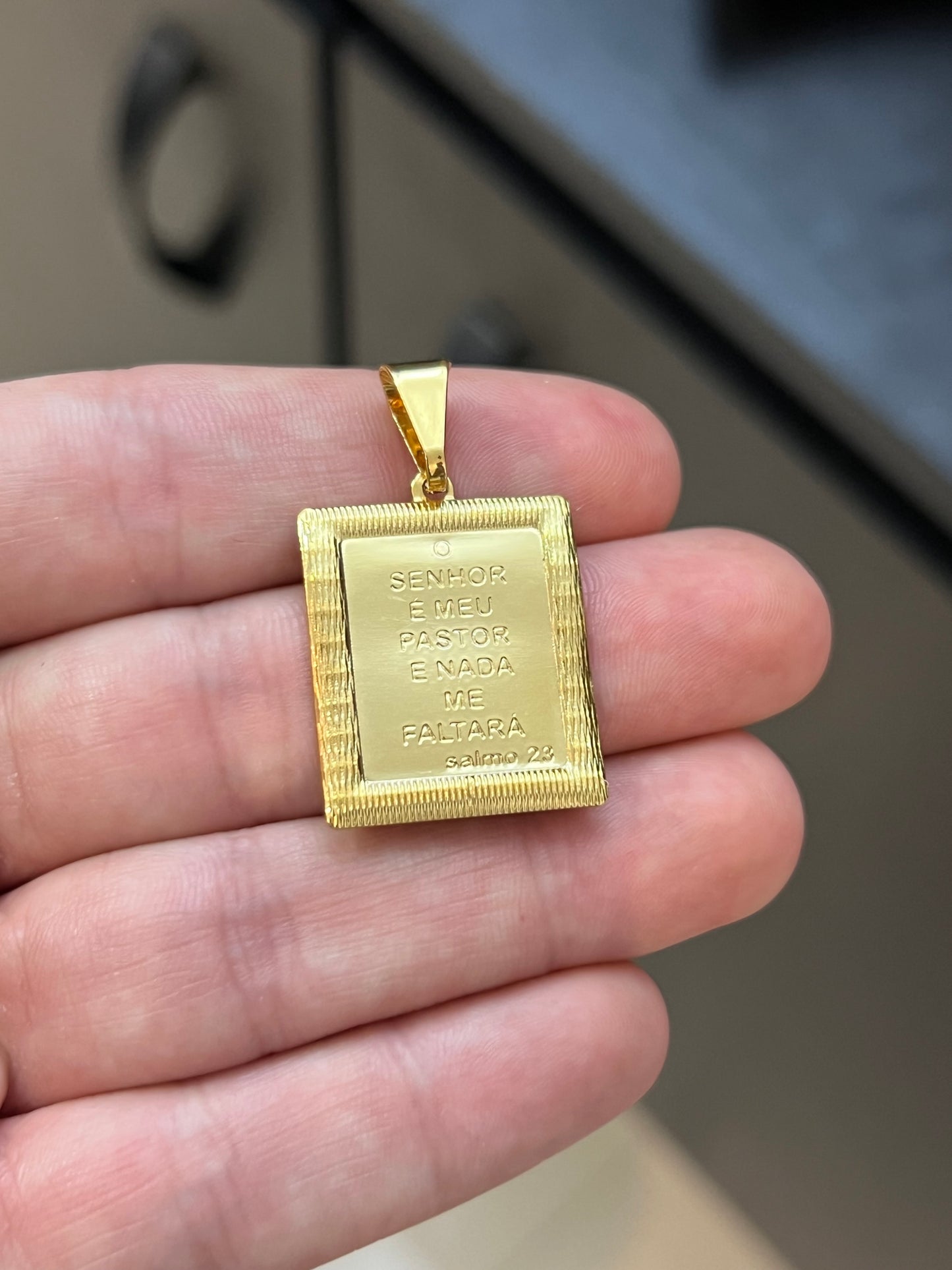 Pingente Placa o senhor é meu pastor M (2,2x2,6cm) Banhado a Ouro 18K
